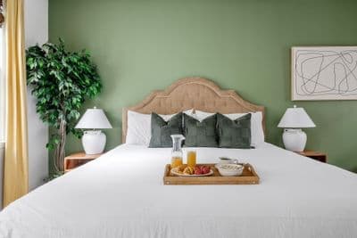 Dream Catcher Suite B | Vibrant 3 Bedroom