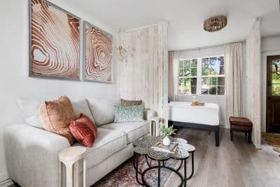 Cottages In The Park Studio 2: Chic Retreat!