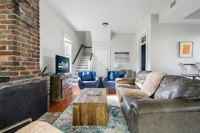 Sapphire | Stroll to Local Hotspots