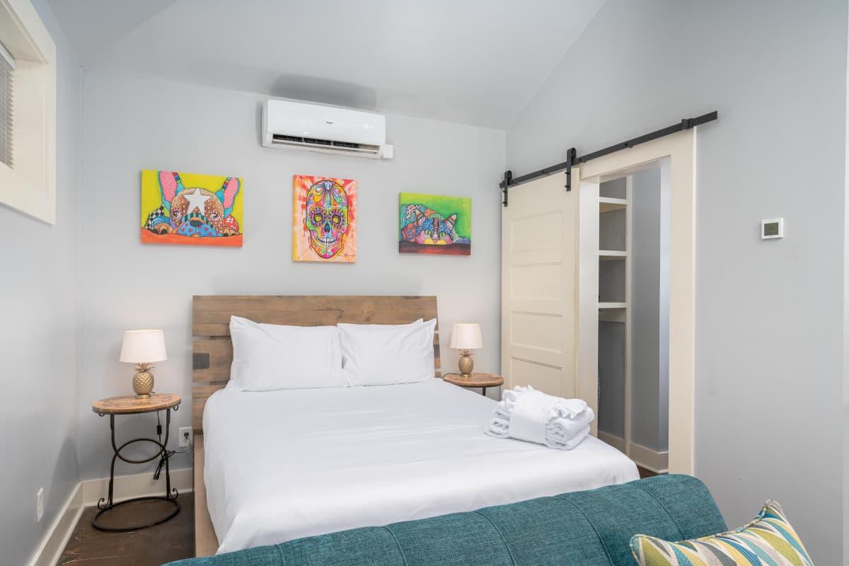 The Condon Carriage | Cozy Downtown Escape